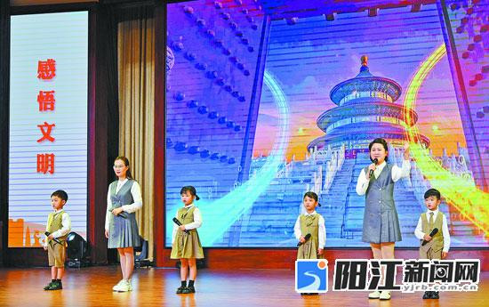 市朗誦藝術協會會員和小朋友一起朗誦《中華家風頌》。 李向東 攝.jpg
